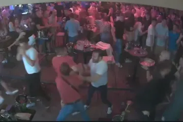 VIDEO Kaos u centru Zagreba! Letjeli su stolovi, čaše, upotrjebljen je i suzavac. Ljudi su vrišteći bježali iz kafića!