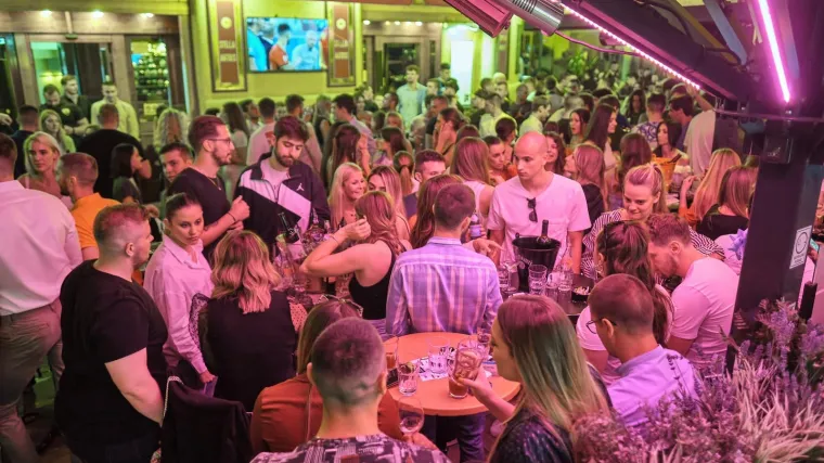 FOTO Zagreb pun k'o &scaron;ipak! Ublažavanjem mjera noćni život vratio se u grad, o maskama i distanci nitko ne razmi&scaron;lja