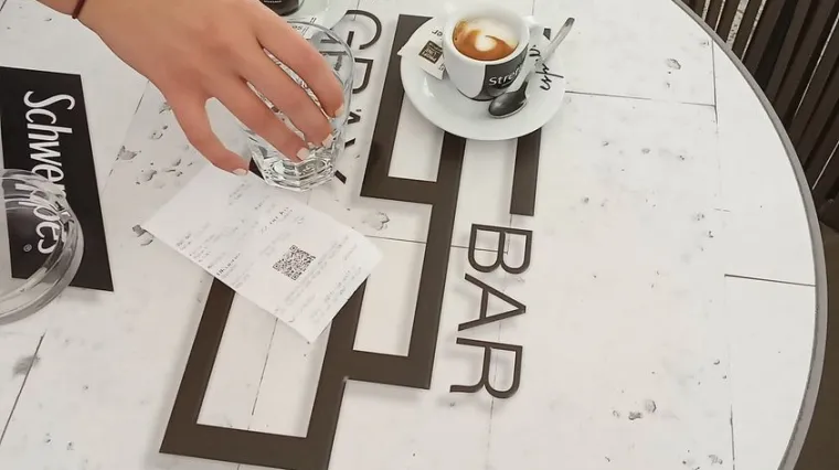 Kako su drugi gosti vidjeli incident u kafiću? 'Bero&scaron; se izderao na konobaricu i bacio novac na stol'