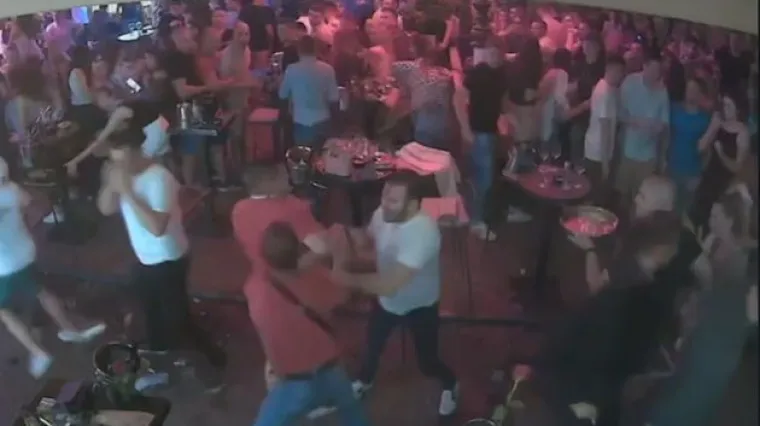 Sinoć je zaiskrilo u Bogovićevoj, letjeli su stolovi, čaše, boce... bačen i suzavac