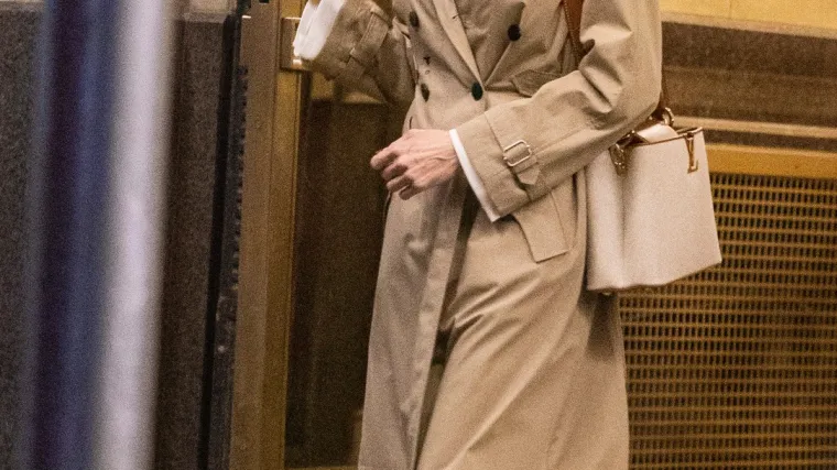 Angelina Jolie želi rasplamsati staru strast? Uhvaćena pred domom bivšeg muža, nosila je i bocu vina