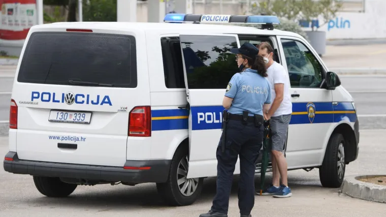 Izgorila im kuća, materijalna šteta je oko 50 000 kuna, a par iz Đakova zaradio je još i kaznenu prijavu nakon dolaska policije