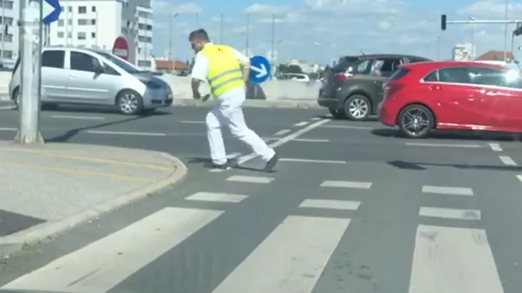 Prometnik od jutra cijeli dan sam samcat na suncu regulira promet na dva susjedna raskrižja, trči s jednog na drugo