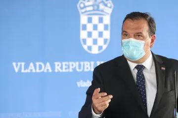 'Ta djevojka mi je vratila novčanik. Uz to što besramno laže, još prijeti tužbama. Vili, srami se!'