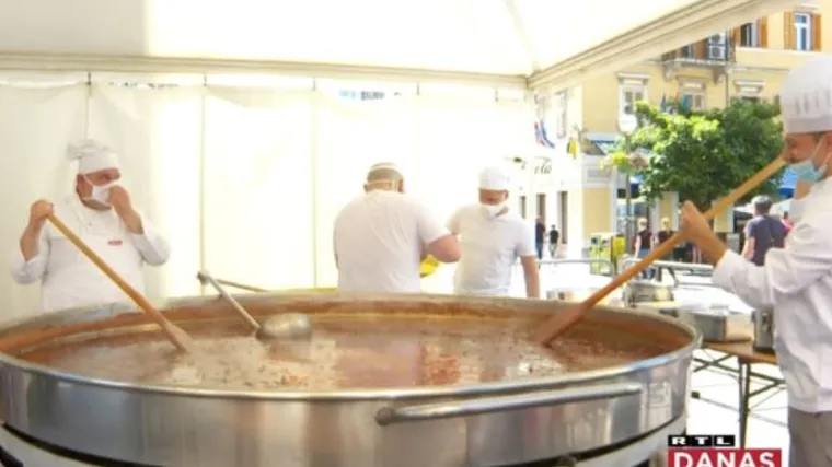 Gastrofe&scaron;ta na Korzu: Stotine Riječana spustilo u srce grada na masovni doručak