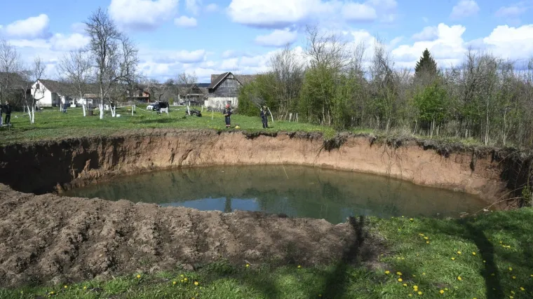 Sanacija vrtača na Banovini počinje za 10-ak dana, vlasnici terena na kojem su se otvorile žele ih pretvoriti u - ribnjak: 'Da gledamo i uživamo...'