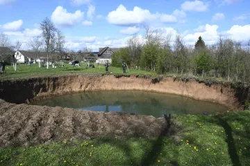 Sanacija vrtača na Banovini počinje za 10-ak dana, vlasnici terena na kojem su se otvorile žele ih pretvoriti u - ribnjak: 'Da gledamo i uživamo...'