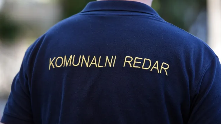 Komunalni redar je naljutio mje&scaron;tanku jer je vadio sadnicu masline: Udarila ga je autom kada je vidjela &scaron;to radi