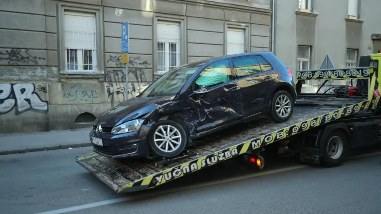 Sudarili se tramvaj i auto, od siline udarca automobilu je otpao kotač