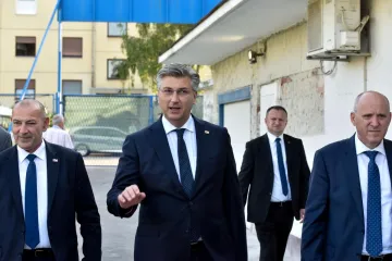 Pogledajte tko je sve s premijerom položio vijenac povodom 32. rođendana stranke: Na Jarunu su HDZ-ovci zaigrali i nogomet