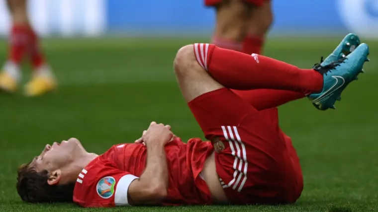 Ruski nogometaš pao je na leđa i nije mogao ustati, na nosilima ga iznijeli s terena