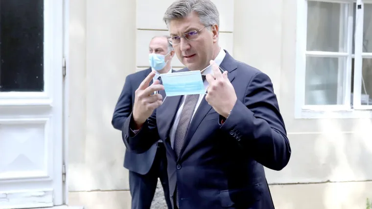 Premijer Plenković odgovorio na pitanje za&scaron;to ne daje izjave medijima. HDZ-ovci položili cvijeće na Tuđmanov grob