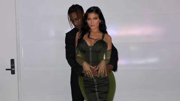 Kylie Jenner i Travis Scott pozirali u prisnom zagrljaju: 'Je li ovo službena potvrda?'