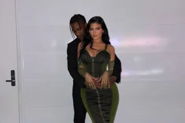 Kylie Jenner i Travis Scott pozirali u prisnom zagrljaju: 'Je li ovo službena potvrda?'