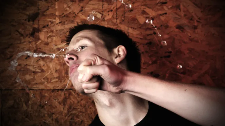 (Pre)savjesna go&scaron;ća: U pivnici &scaron;akom u glavu udarila mladića jer nije po&scaron;tivao razmak od dva metra