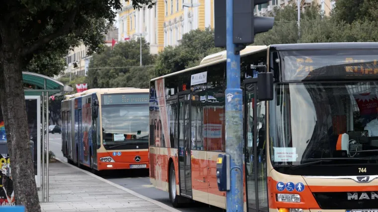Misterij u Rijeci: Tko reže obloge sjedala u prigradskim autobusima?