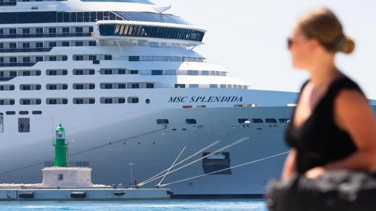 Najveći kruzer dosad uplovio u Split: Iz luksuznog kruzera na Rivu i Dioklecijana gleda 1 000 putnika i 850 članova posade