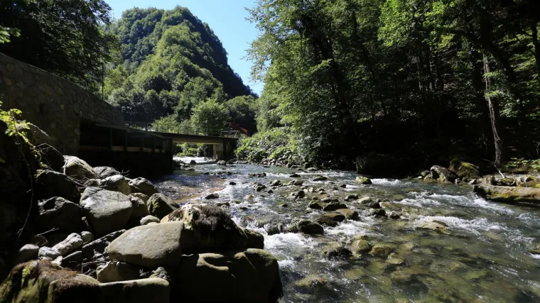 Voda, kamen i &scaron;uma u kanjonu od 800 metara. Devet gradova i općina vi&scaron;e ne pecaju turiste samo zimi, nego sad i ljeti