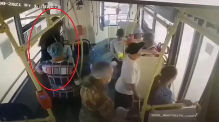Djevojka zbog vrućine izgubila svijest u autobusu, nikome nije bilo na kraj pameti pomoći joj