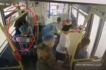 Djevojka zbog vrućine izgubila svijest u autobusu, nikome nije bilo na kraj pameti pomoći joj