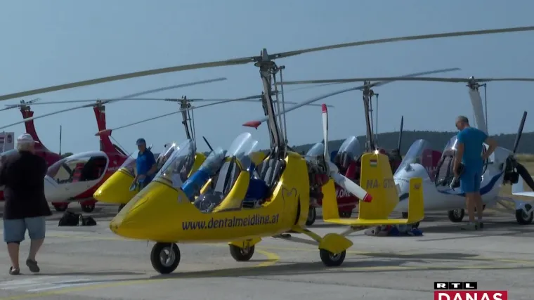 Oni su na odmor ponijeli, ne samo peraje ili luftmadrace, nego i ovo. Njih zanima i Jadran i nebo nad njim