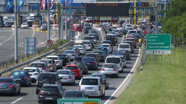 VIDEO Pogledajte gužve na cestama prema moru, na Lučkom kilometarske kolone, dogodilo se vi&scaron;e nesreća