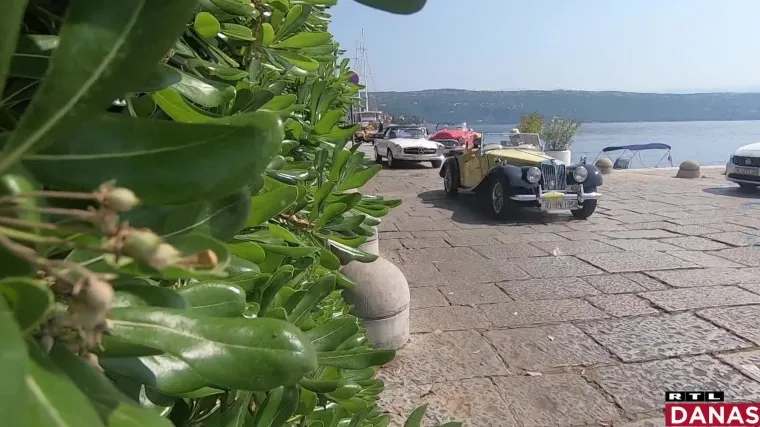 VIDEO Zlatno doba Hollywooda na opatijskim ulicama, 40-ak oldtimera startalo je na rally kroz Istru