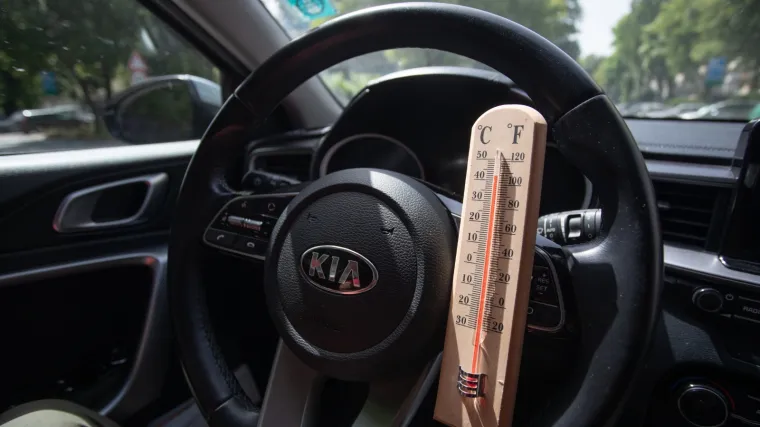 Znate li kako vrućina može poremetiti računalo u autu? Ljeti vozači često čine ovih 7 pogre&scaron;aka. I skupo ih plate