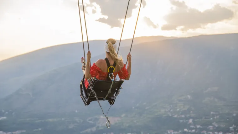 FOTO VIDEO Postavili su najvi&scaron;u ljuljačku u BiH, zip-line im je pola kilometra. Tko bi se usudio upusiti u ovo!?
