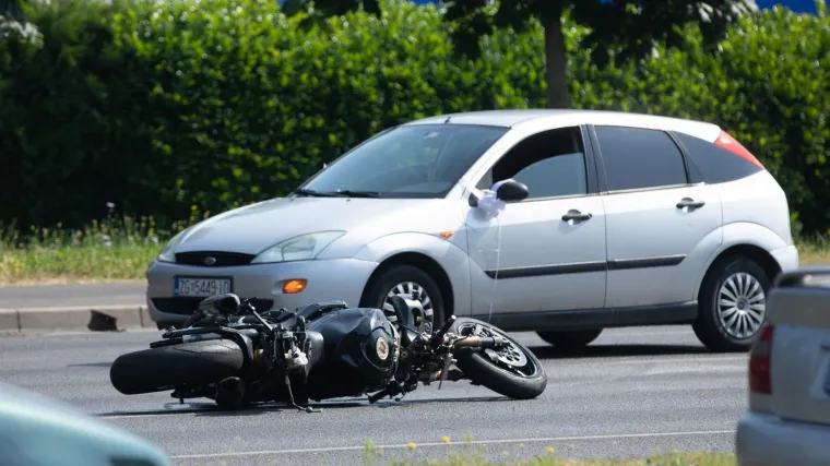 Misterij stravične nesreće koja je ugasila dva života: Koje svjetlo je bilo na semaforu i koliko je vozio motociklist?