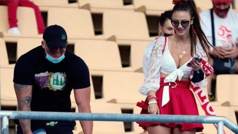 Čovjek je visio s tribine ali realno, veća opasnost prijetila je od nje: 'Na foru viri pod suknju, što se dama nije sagnula?'