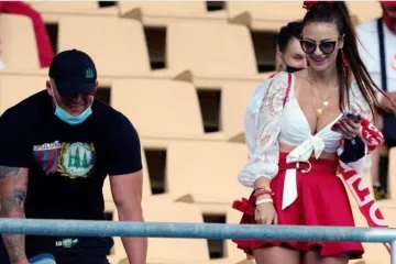 Čovjek je visio s tribine ali realno, veća opasnost prijetila je od nje: 'Na foru viri pod suknju, što se dama nije sagnula?'