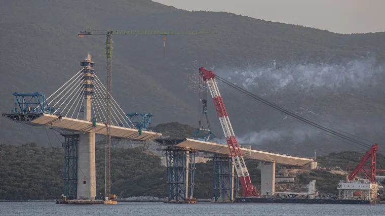 FOTO Zadnje rupe se mogu nabrojati na prste: Pogledajte kako danas izgleda gotovo zavr&scaron;en Pelje&scaron;ki most!