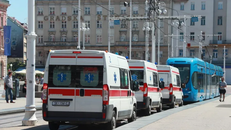 Tragedija u zagrebačkoj Dubravi: Mu&scaron;karac se sru&scaron;io u tramvaju i preminuo