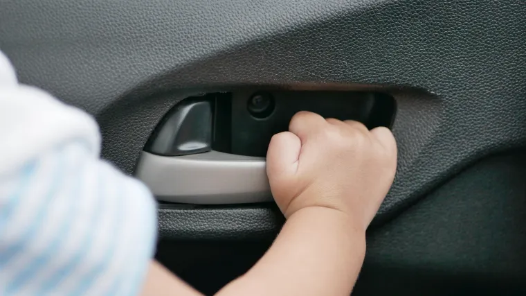 Drama u Koprivnici: Beba ostala zaključana u autu na velikoj vrućini. Dijete spasili vatrogasci