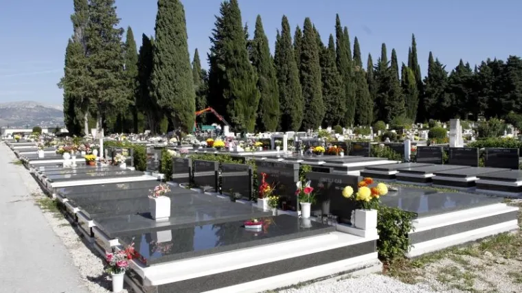 Bizarne krađe na splitskom groblju Lovrinac: Netko krade slike pokojnika. Policija istražuje