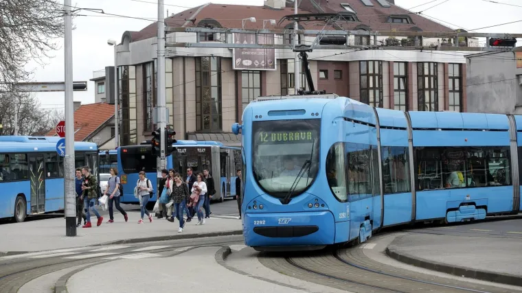 Muškarac preminuo nakon što mu je pozlilo u tramvaju: Iznijeli su ga van, ali nije mu bilo spasa