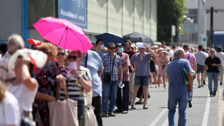 Građani ogorčeni zbog gužvi za cijepljenje u Zagrebu: 'Tek kad je netko pao, počeli su dijeliti vodu'
