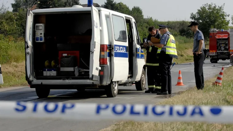 Te&scaron;ka prometna nesreća: Sudar sanitetskog i osobnog vozila. Automobil se okrenuo na krov