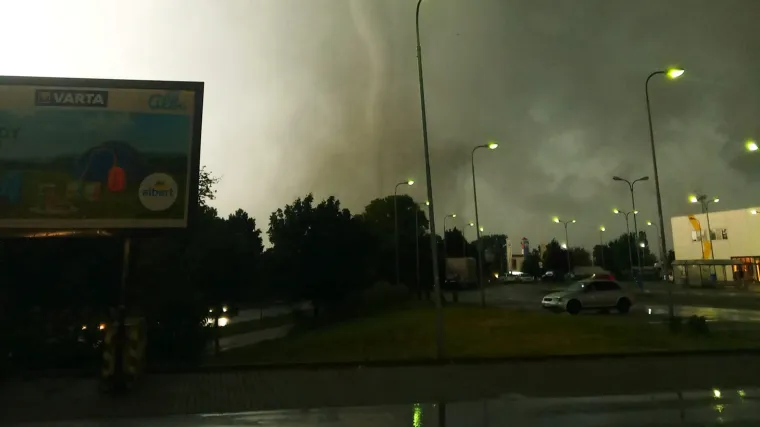 VIDEO Iznimno jak tornado pogodio jug Če&scaron;ke: Selo je doslovno sravnjeno sa zemljom. Automobili su padali na kuće