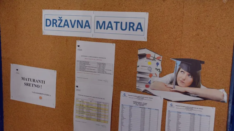 Drama u Makarskoj: Učenica kolabirala  i onesvijestila se pi&scaron;ući esej za maturu bez klime i pod maskom