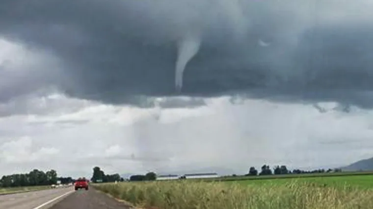I Hrvatsku je jednom pogodio tornado, koji je stražnji vagon vlaka težak 13 tona odbacio 30 metara preko telegrafskih vodova