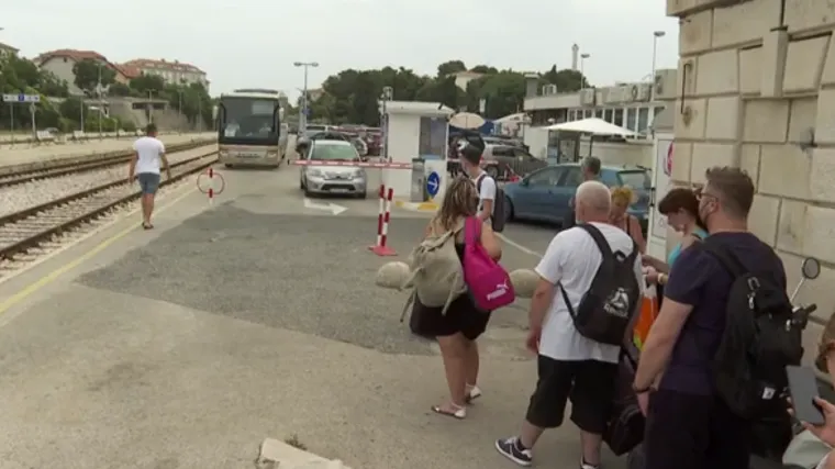 Pokvario se nagibni vlak, a po putnike do&scaron;ao - autobus! Tvrde da ne mogu dobiti novac za kartu natrag