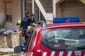 Grunulo u garaži, a požar se pro&scaron;irio i na kuću: Na terenu su četiri vatrogasna vozila