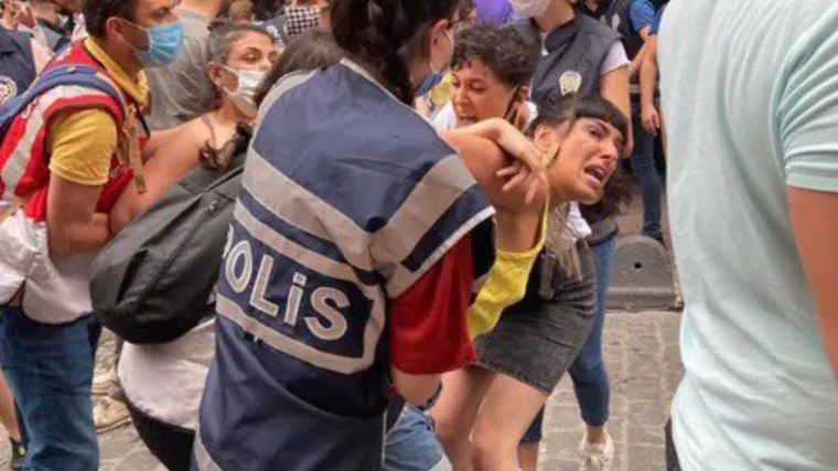 Turska policija suzavcem rastjerala Paradu ponosa u Istanbulu, pritvorili 20-ak osoba