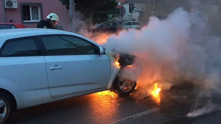 U Osijeku gorio auto koji se zapalio u vožnji: Pogledajte vatrogasce u akciji ga&scaron;enja