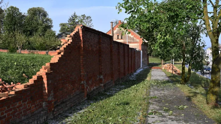 Pod naletom jakog vjetra uru&scaron;en dio zida na ženskom zatvoru u Požegi