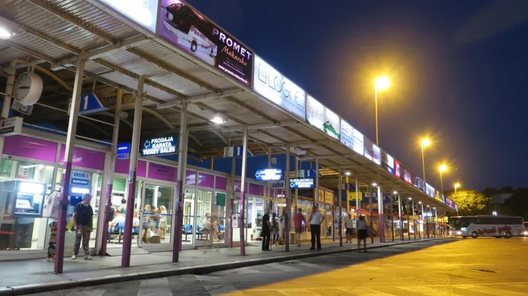 Pijani mu&scaron;karac na splitskom autobusnom kolodvoru fizički napao tinejdžericu iz Njemačke