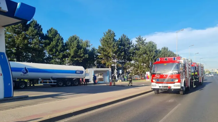 FOTO Do&scaron;lo do problema prilikom istakanja plina na jednoj benzinskoj crpki u Zagrebu! Promet obustavljen, nastala gužva