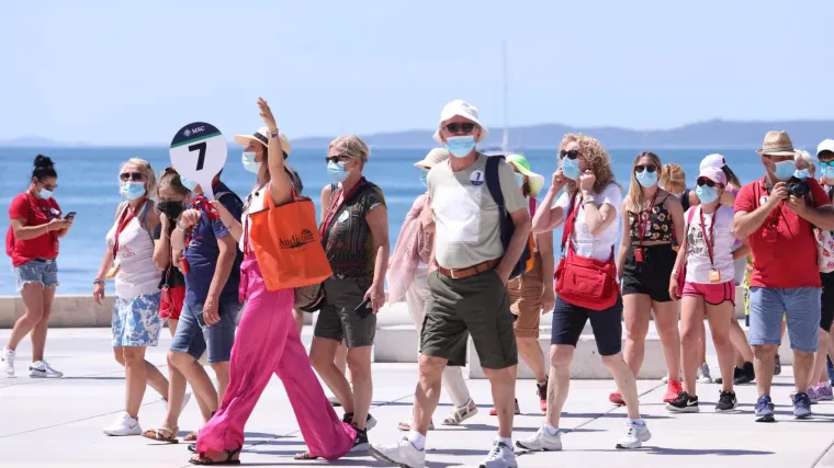 Na Hvaru je 93 posto vi&scaron;e noćenja nego lani: No neki turistički djelatnici su nezadovoljni Jadrolinijom